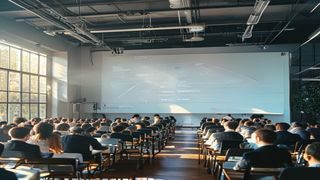 大学教授在宽敞明亮的演讲厅向学生讲授经济学原理，PPT图表清晰、课堂氛围专注